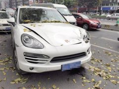 保时捷追尾小货车 撞脱自己10万元