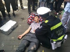 男子频频上演街头“昏迷” 好心人给钱立即“复活”
