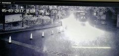 不想学生被淋雨 公交司机把车开到学校里