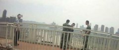 因和妻子离婚现在无家可归 失意男子欲跳桥