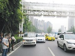 小擦挂导致大堵车 两驾驶员被处罚