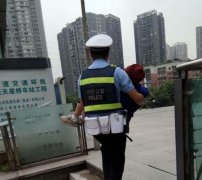 八旬婆婆走失摔伤 民警给了个温暖“公主抱”