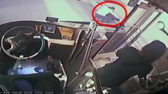 老人跌倒起不来 公交司机轻轻一扶暖人心