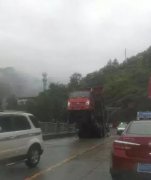 重庆一货车开着开着车头翘了起来 司机悬在空中