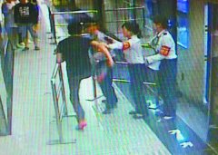 重庆一乘客轻轨站内执意抱狗上车 保安劝阻遭拳打脚踢