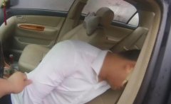 男子停车大睡  民警去叫他看一眼后换个姿势又睡了