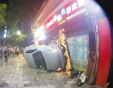 女子开车时与男友吵架 操作不当连续撞物侧翻