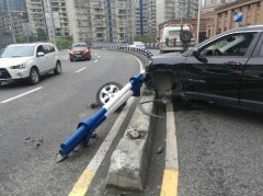 男子开车接电话  撞上隔离护栏轮子都撞掉了