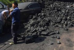 惊出冷汗！小车险遭一大车煤炭活埋了