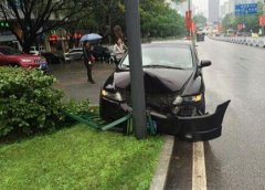  女司机驾车操作不当 撞上电杆被吓懵