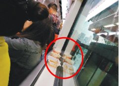 三女子在地铁车厢吃酸辣粉  乘客很崩溃