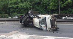 撞车、侧翻、叠罗汉 万幸重庆两车乘员均无大碍