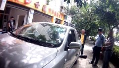 停放在小区门口的车被人涂了502胶水
