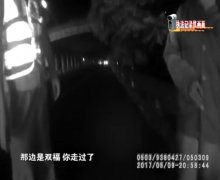 重庆五旬大爷深夜在高速公路超车道上行走