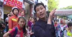  母亲被锁房间 儿子不让砸门救人