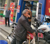 重庆一老人街头突发疾病 又抖又尿无人搭理