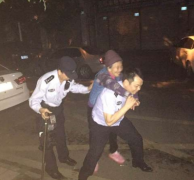 重庆九旬老太串错门 民警帮忙背回家