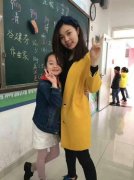 多年前拍照漂亮姐姐当背景 如今竟是女儿班主任