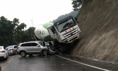 重庆江津油罐车和小车相撞 小车被撞得稀巴烂