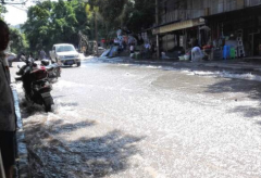 水管被挖爆 重庆一条街瞬间变成一条河