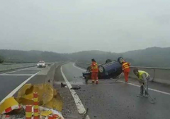 重庆高速路上一男子调了下反光镜 结果摔成“四脚朝天”