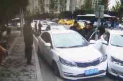 重庆“黑车”拉客被逮想跑，不料一脚油门没轰上去，反到把轮胎轰爆