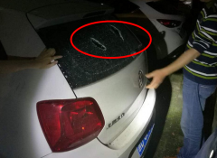 重庆沙坪坝有车被掉落的砖块砸两大窟窿