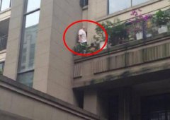 重庆男子从4楼翻到3楼阳台捡工具，结果悲剧的发现进不了回不去