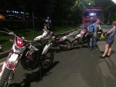 年轻小伙驾赛摩扰民被抓现行