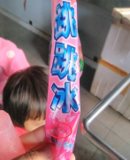 重庆一女子买到两根过期的棒棒冰 超市：开过封的，不赔！
