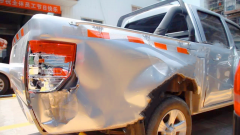 重庆大巴连撞四车 撞飞路边行人