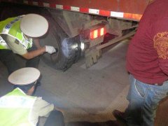 重庆一载煤货车车牌炸飞尾灯炸掉了一半 上高速被罚