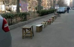 重庆璧山一小区抢车位成风 木凳、酒瓶、水泥墩轮番登场
