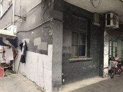 重庆璧山一阿姨很头疼 大半夜一群人在外面叫骂、踹门、摔东西