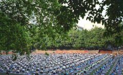 高考来临 重庆一中学上千学生做瑜伽减压