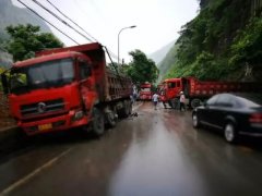 重庆两货车相撞  一辆冲入边沟一辆横在公路上
