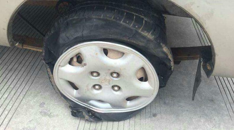 面包车爆胎后高速路狂奔执法人员及时化解险情