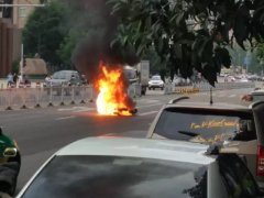 重庆綦江街头一摩托车意外自燃 整车被烧焦