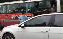 女司机驾着三轮冲入两车间隙 夹在中间出不来