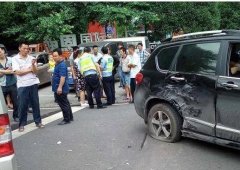  这速度是有多快？小车被撞得原地打转还爆胎