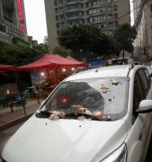 女子停车惹众怒 挡风玻璃遭泼垃圾