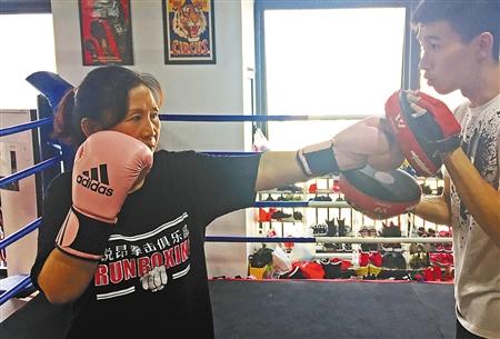 61岁老太学拳击 与80后90后成同学