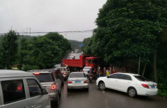 重庆一货车失控 撞上小车