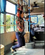  重庆一大妈竟在公交车上练“单杠”