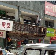  广告牌突然掉落 两车被砸坏