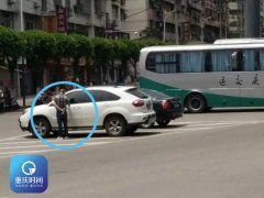 重庆一司机竟给自己爱车贴罚单 原因让人哭笑不得