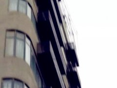 三根竹杆从天而降 吓坏过路的小夫妻