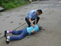 綦江一老人倒地无人搀扶 路人说“怕趴到起了”