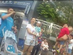 重庆一岁男童被困ATM机 银行远程操作将其救出