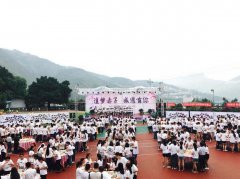 重庆一学校操场上现最“豪华”谢师宴